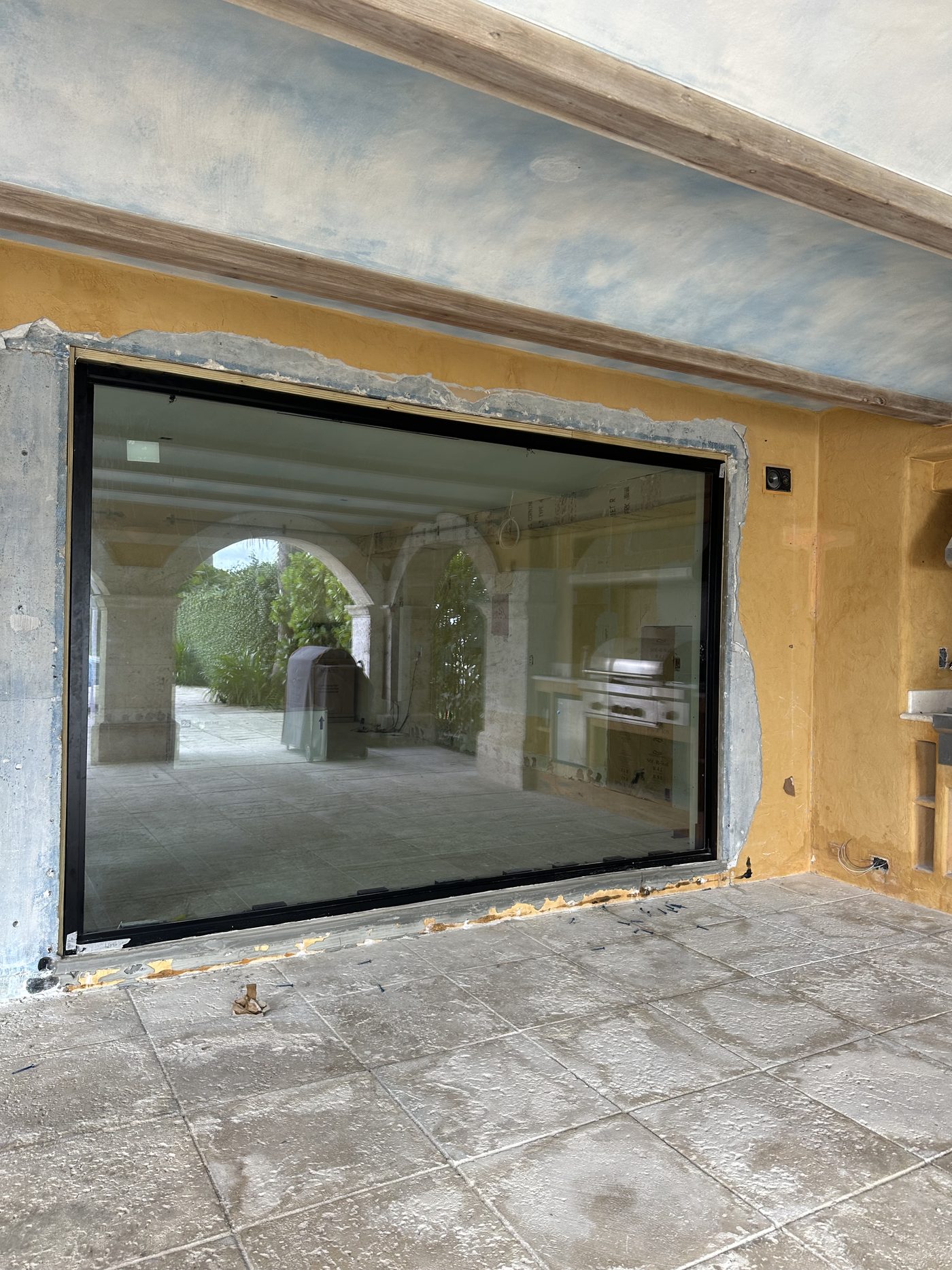 Large fixed impact opening onto the arched loggia