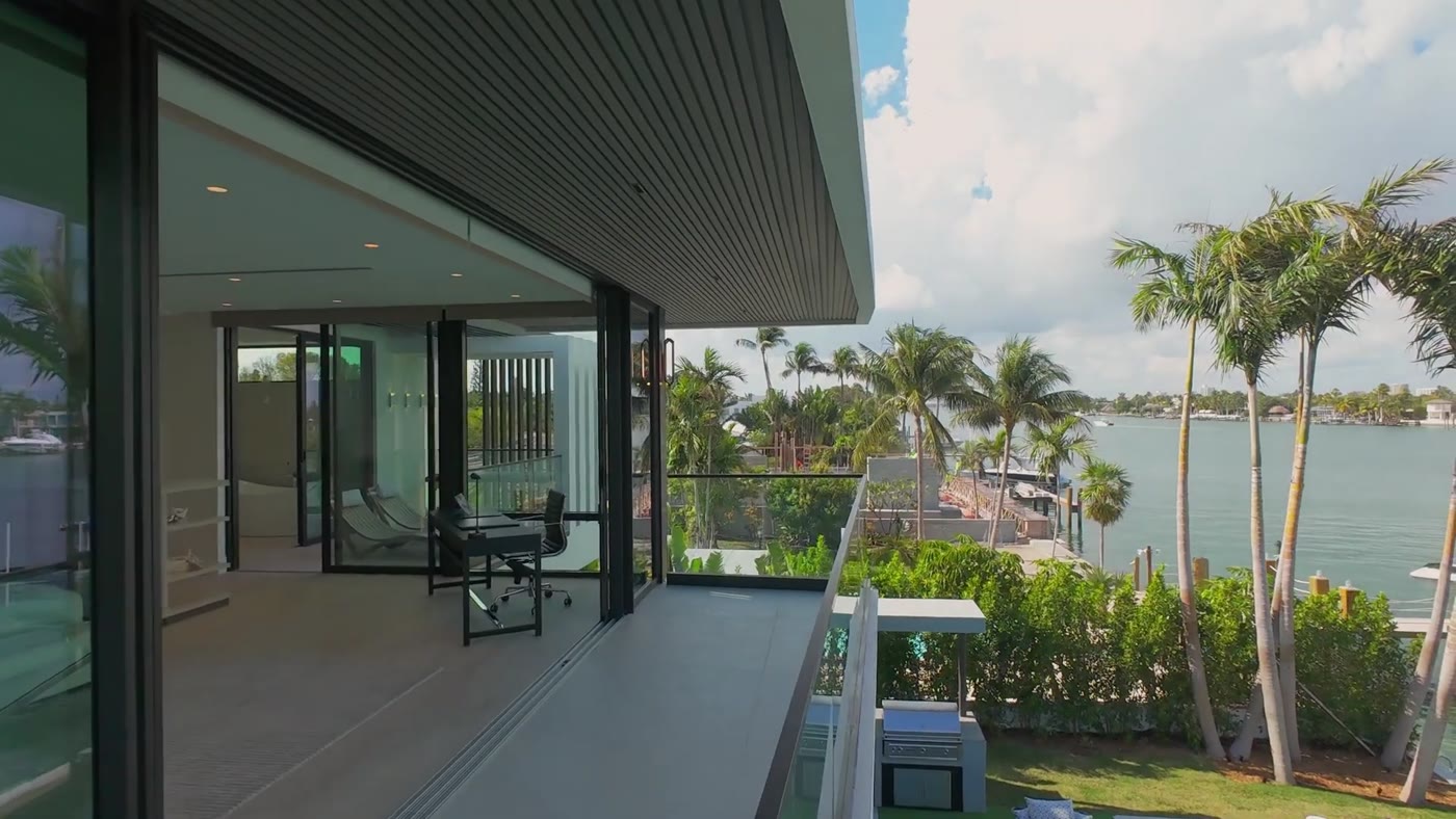 Upper balcony with frameless glass railing over the water
